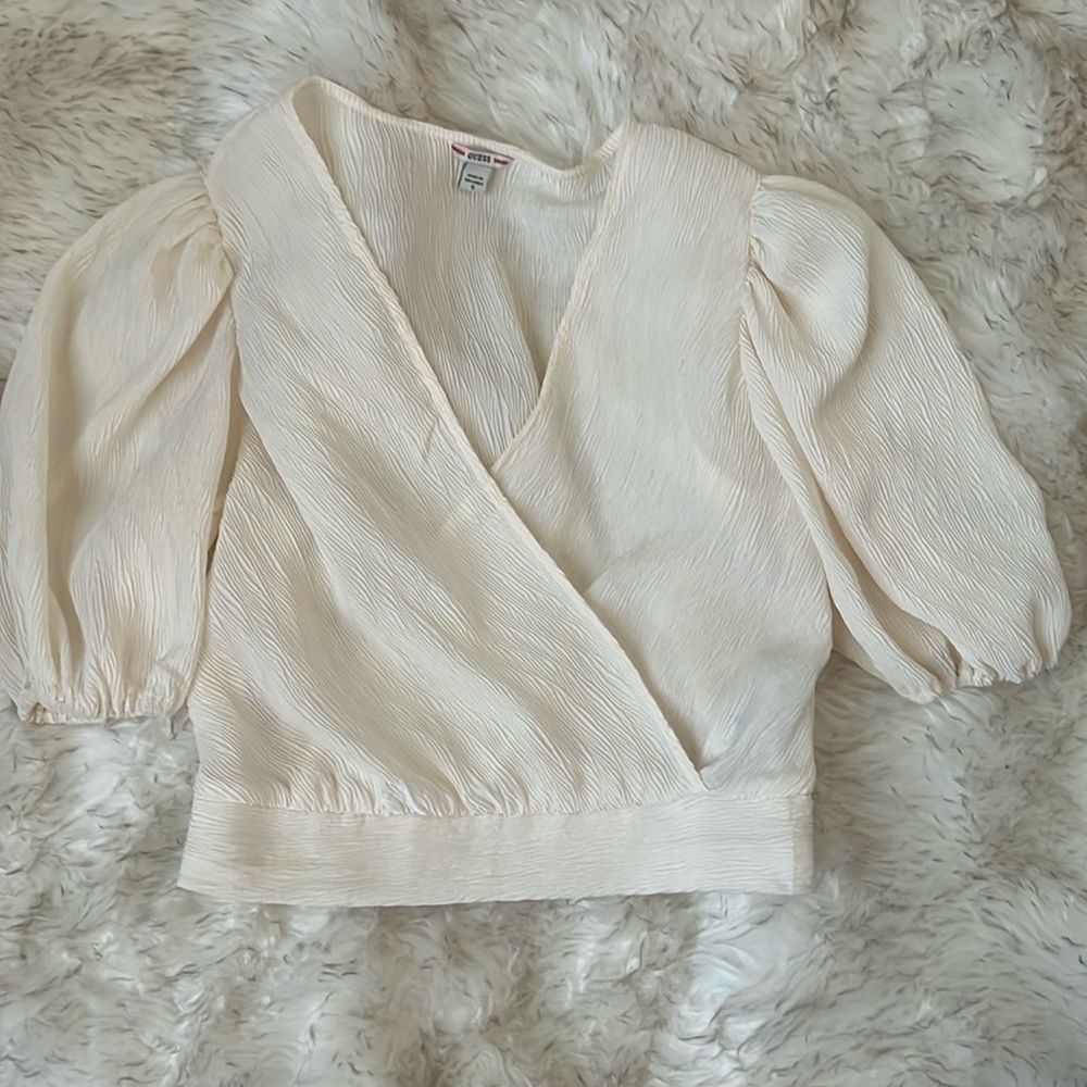 Guess blouse with puff sleeves.